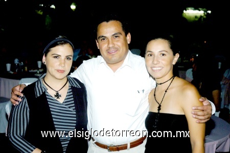 11102008
Patricia Espada, padre Víctor Gómez y Claudia Espada