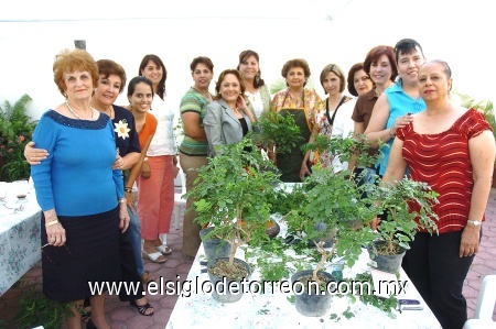 12102008
El Club de Jardinería Casandra, en su sesión de trabajo en la que aprendieron los cuidados del árbol bonsai.