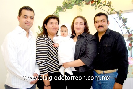 12102008
Andrea acompañada por sus papás Víctor Javier Martínez Hernández y Marisol Cavelaris Rivera y sus padrinos Edson Alan Corral Canales y Lilia de los Ángeles Martínez Hernández.