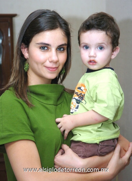 12102008
Carlos Alejo junto a su mamá Soraya Mexsen de Pizarro.