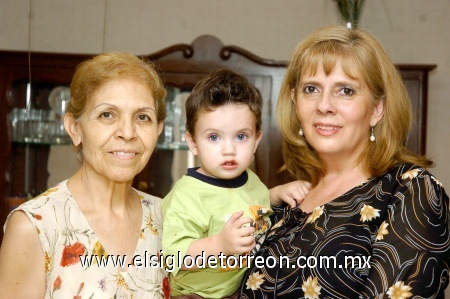 12102008
El festejado junto a sus abuelitas Virginia Quiñones y Olga Jalife.