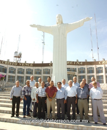 12102008
Ex compañeros de la Universidad Autónoma Agraria Antonio Narro se reunieron para festejar sus 54 años de egresados.