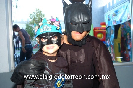 13102008
El festejado acompañado de Batman, su superhéroe preferido.