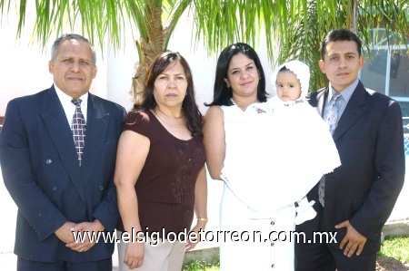 13102008
Helen acompañada por sus padrinos, Fernando Rangel Gutiérrez y Ángela Álvarez Elías y por sus papás Ivonne Valenzuela Valles y Cuauhtémoc Rangel Gutiérrez.