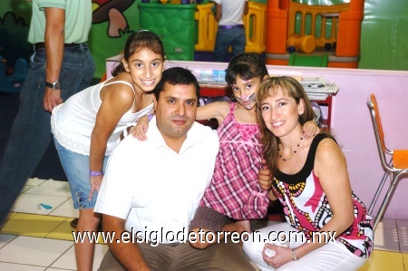 14102008

Ana Cristina Castro Arreola cumplió seis años, por lo que fue festejada por sus papás Ricardo Castro y Pily Arreola de Castro, y por su hermanita Ana Victoria.