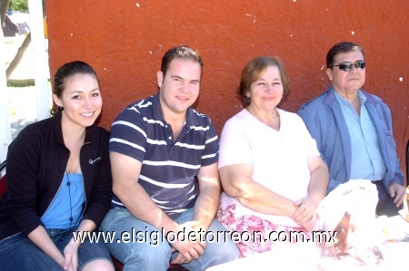 12102008
Irma Yolanda Galán de Ávila fue festejada con motivo de su jubilación, acompañada de sus hijos Víctor Manuel e Irma Catalina Ávila Galán y su esposo Víctor Manuel Ávila Orozco