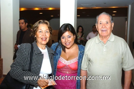 12102008
Lourdes Acosta, Lulú Romero y Rodolfo Romero.