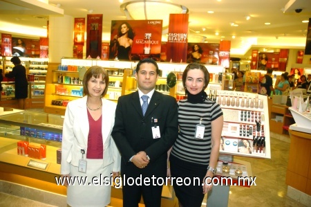 12102008
María Esthela Garza, jefa de perfumería; Federico Arroyo gerente de Liverpool y Mónica Ríos, jefa de publicidad