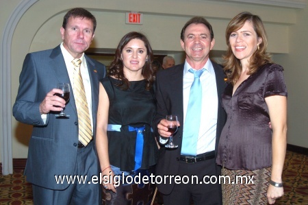 14102008
Carlos González, Lucy Cuesta, Rafael Muñoz y Lilian Muñoz.