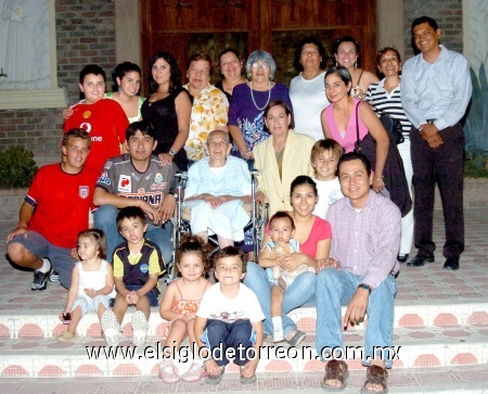 15102008
Doña Rosario en la compañía de Angélica, Carlos, Esteban, Santiago, Diego, Andrea, Silvia, María del Refugio, Aleida, Sofía, Patricia, Isabel, Alonso, Angélica, Antonio, Ricardo, Guillermo, Claudia, Santiago, Guillermo Xanat