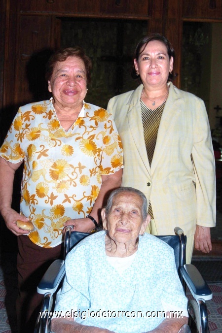 15102008
María del Rosario junto a sus hijas María del Refugio y María Esther Espinoza