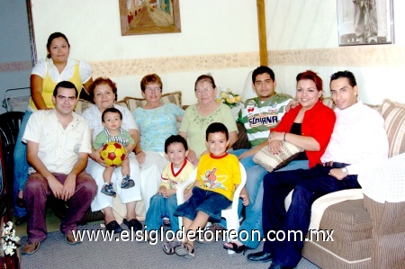 16102008
María del Pilar Hernández, conmemoró un año más de vida en compañía de Guillermo, Verónica, Leticia, Irene, José de Jesús, Alejandra, Daniel, Gilberto, Víctor y Axel