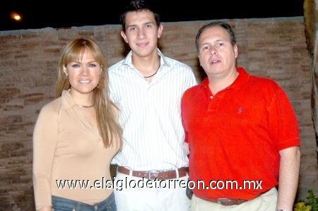 16102008
Alejandro con sus papás Susana y Mauricio Berlanga