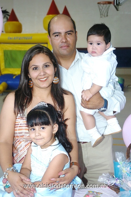 17102008
Jesús Eduardo y Brenda Paola junto a sus papás Jesús y Brenda Martell