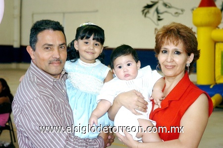 17102008
Los hermanitos Martell Rodríguez junto a sus abuelitos Eduardo Rodríguez y Lucy de Rodríguez