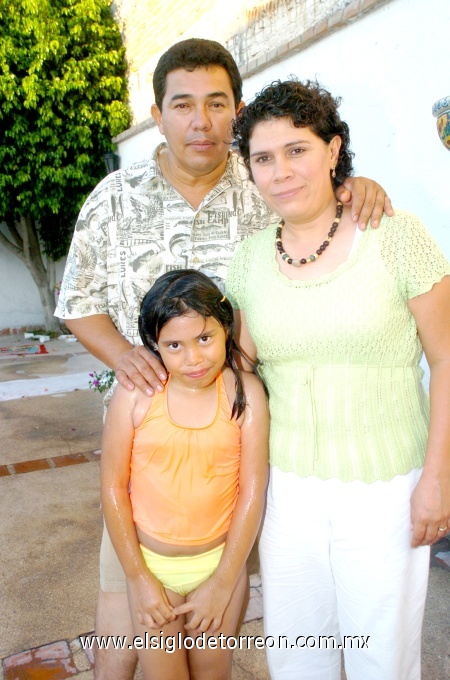 17102008
Melissa Pineda Segovia cumplió ocho años y fue festejada por sus papás Francisco Pineda Bañuelos y Cecy Segovia