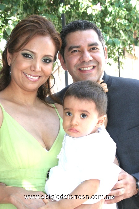 18102008
El pequeño Leonardo junto a sus papás Julián de Jesús Montoya Zenteno y Elva Ileana Chavarría Martínez