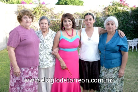 18102008
Magda García de Cuéllar fue festejada en su cumpleaños con una reunión organizada por Marianela García Lucio, Gloria Garza, Enriqueta García y Mary Carmen Cuéllar