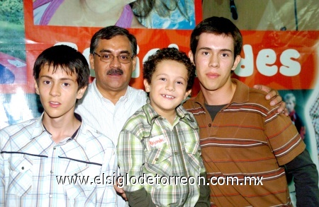 19102008
Alejandro acompañado de su papá Rodolfo Sarmiento Bea y de sus hermanos Eduardo y Rodolfo