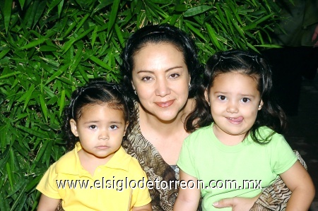 19102008
Sonia Treviño junto a Eli y Judith Alvarez.