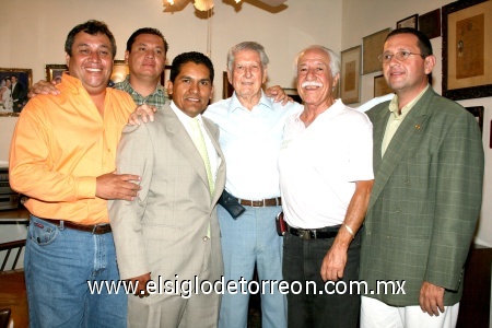 19102008
El festejado junto a un grupo de rotarios de Gómez Palacio y Ciudad Lerdo Antonio Gutiérrez, Carlos Peralta, Carlos Cisneros, José Llamas y Leo Roel