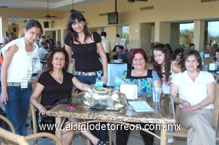 19102008
Susana de González, Nicole González Elías, Nataly González Elías, Cuquita Garza de Elías, Narda González Elías y Lizeth Elías Cepeda