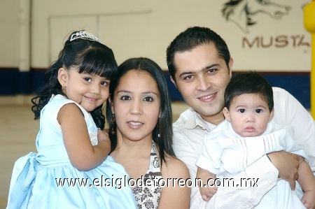 20102008
Brenda Paola Martell, Érika Rodríguez de Venegas, Danielo Venegas Núñez y Jesús Eduardo Martell