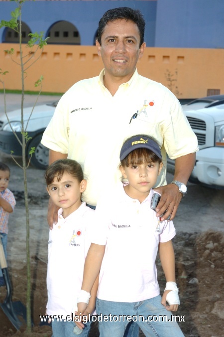 21102008
Beto Badilla con sus hijas Karen y Luisa Fernanda