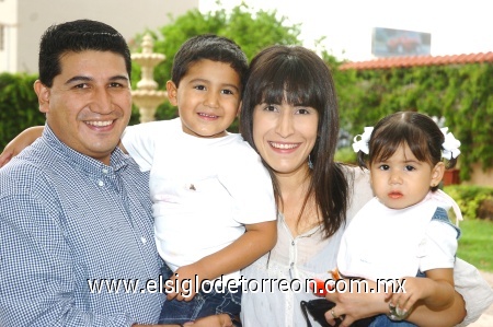 21102008
Luis y Lorena Mendoza acompañados de sus hijos Rodrigo y Ana Sofía