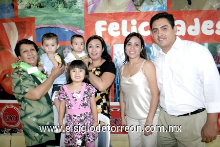 22102008
Romel Cardona Valadez acompañado de un grupo de familiares el día de su fiesta de segundo cumpleaños