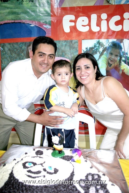 22102008
Romel Cardona Valadez junto a sus papás Gabino Cardona Díaz y Liliana de Cardona