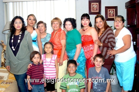 24102008
Martha Catalina Ríos acompañada de familiares y amigas el día que festejó su cumpleaños