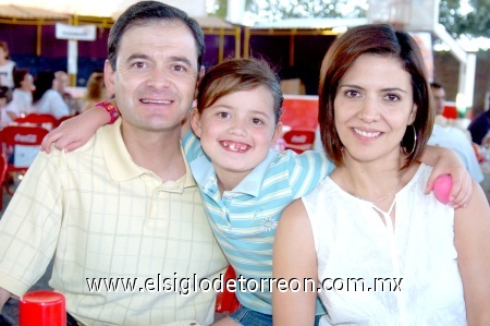 24102008
Fernando y Mary Tere con su hija Sofi del Real