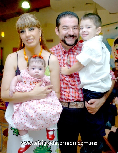 25102008
Pedro Antonio Huerta Pérez, en compañía de su hermanita Luciana festejó su tercer cumpleaños que le organizaron sus papás Pedro Antonio y Marcela Pérez