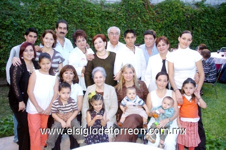 26102008
Hijos, hijos políticos, nietos y bisnietos en la fiesta de cumpleaños de la señora Oralia.