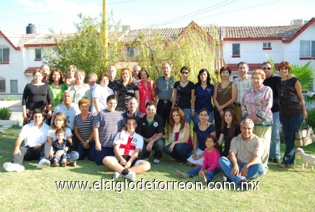 26102008
Hugo junto a un grupo de familiares.