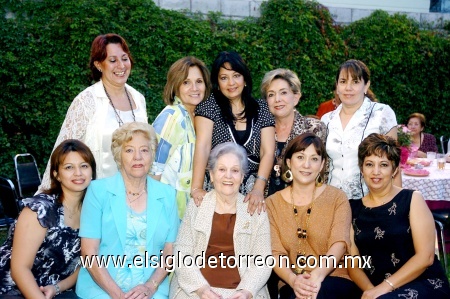 26102008
La señora Oralia acompañada por Licha Sampers, Manuela Múzquiz, Martha Liciaga, Lola González, Alma de García, Adriana Sánchez, Hortensia Méndez, Dora de Montoya y Judith Morales