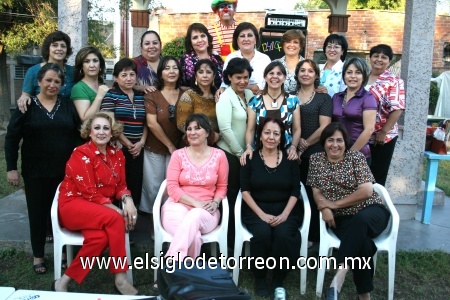 27102008
Nefer Ávalos Vallejo en su cumpleaños junto a un grupo de amistades que compartieron con ella una tarde de fiesta.