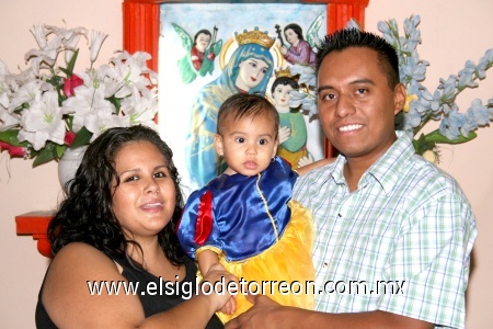 26102008
Amy Vanelly Soto Medrano acompañada por su papás. Luis Gerardo Soto Bonilla y Esmeralda Vanelly de Soto