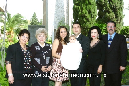 26102008
El pequeño Mauricio junto a sus papás, sus padrinos Lic. Raúl Garza Medellín y Bety del Valle de Garza acompañados de su abuela Zayne Bechelani de Chibli y su bisabuela Bertha Arzagoitia de Del Valle