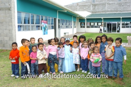 26102008
Estefanía Ruiz Madrigal acompañada de sus amiguitos del colegio.