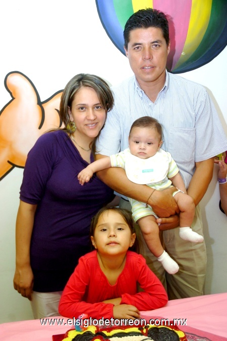 26102008
La festejada junto a sus papás Blanca Olivia Valenzuela García y Hugo Prado Castro, y su hermanito André Prado Valenzuela.