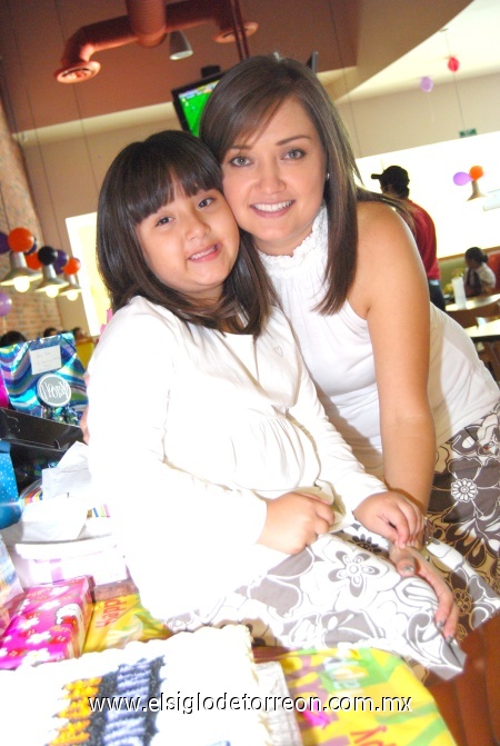 26102008
Pamela Rodríguez Espinoza el día de su cumpleaños acompañada de su mamá Martha Espinoza de Rodríguez