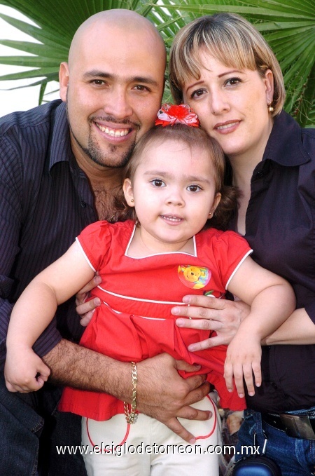 28102008
Hugo Cuitláhuac Meléndez, Carmen Montes y la pequeña Mayca Meléndez.