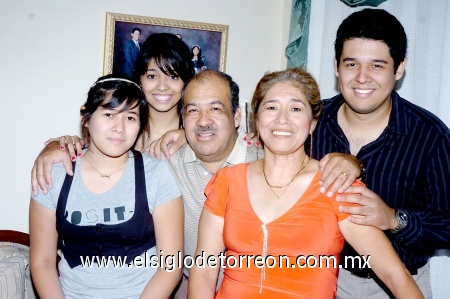 26102008
Vicky Sosa de Martínez acompñada en su cumpleaños por su esposo Manuel Martínez y sus hijos José Manuel, Ana Cecilia y Sandra Karina