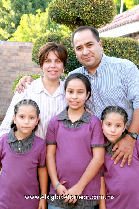 29102008
Mary Jose Ojeda González junto a sus hermanas y sus papás Rosy y Marco Ojeda