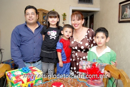 29102008
Max Fernández Piedra en su festejo de cumpleaños acompañado de sus papás Víctor Fernández y Fátima Piedra, y sus hermanitos Víctor y Bárbara