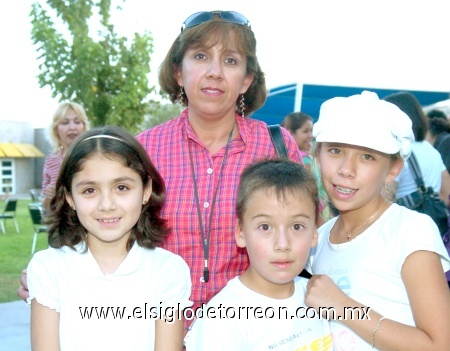 29102008
Norma de Reyes acompañada de los niños Jorge Ernesto Reyes, Monserrat Reyes y Fernanda Becerra