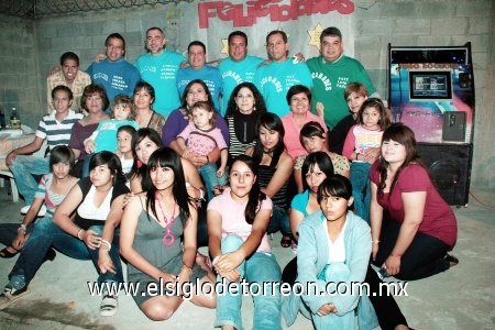 29102008
Álvaro Aguilera, Ernesto Licón, Rafael Olvera, David Horta, José Reyes y Elías Rosales, fueron festejados con motivo del Día del Médico, sus familiares les ofrecieron una cena y les llevaron mariachis