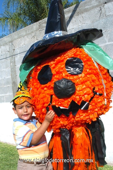 31102008
En ocasión al mes de disfraces, José Facundo Matus Lozano celebró su cumple con el tema de calabaza